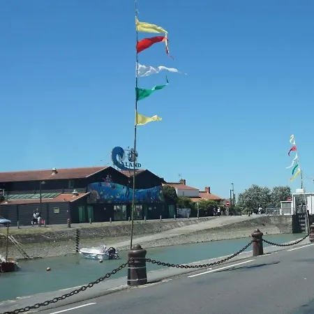 Maison 3 Pièces Avec Véranda Et Jardin, à 300m De La - - Fr-1-224b-98 Hébergement de vacances