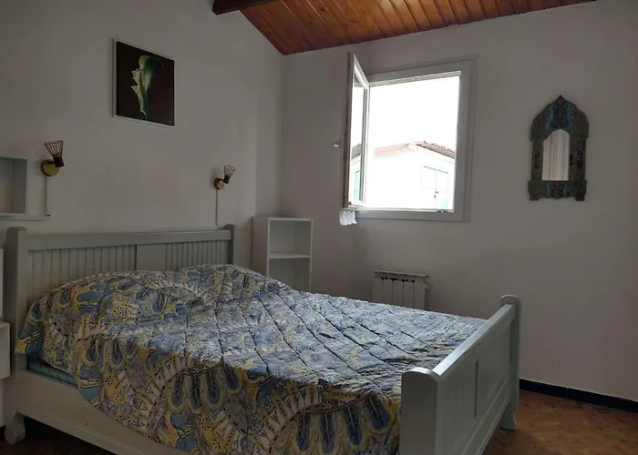 Maison 3 Pièces Avec Véranda Et Jardin, à 300m De La - - Fr-1-224b-98 * La Guérinière