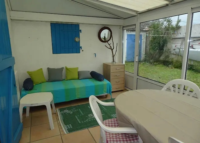 Hébergement de vacances Maison 3 Pièces Avec Véranda Et Jardin, à 300m De La - - Fr-1-224b-98