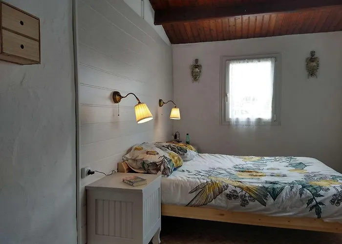 Hébergement de vacances Maison 3 Pièces Avec Véranda Et Jardin, à 300m De La - - Fr-1-224b-98 La Guérinière